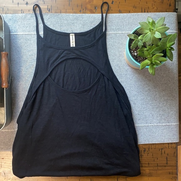 Emma & Sam Keyhole Tank - Picture 5 of 8